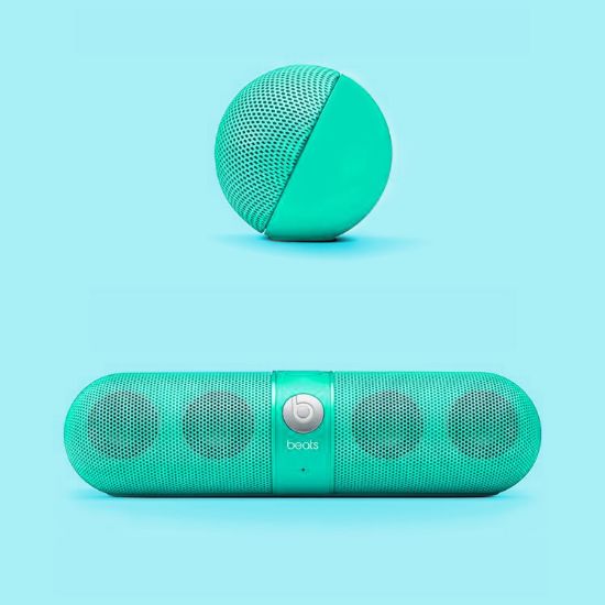 Fotografia e Beats Pill Wireless Speaker.